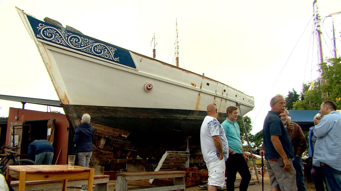 Het schip uit Kenia dat momenteel gerepareerd wordt in Arnemuiden