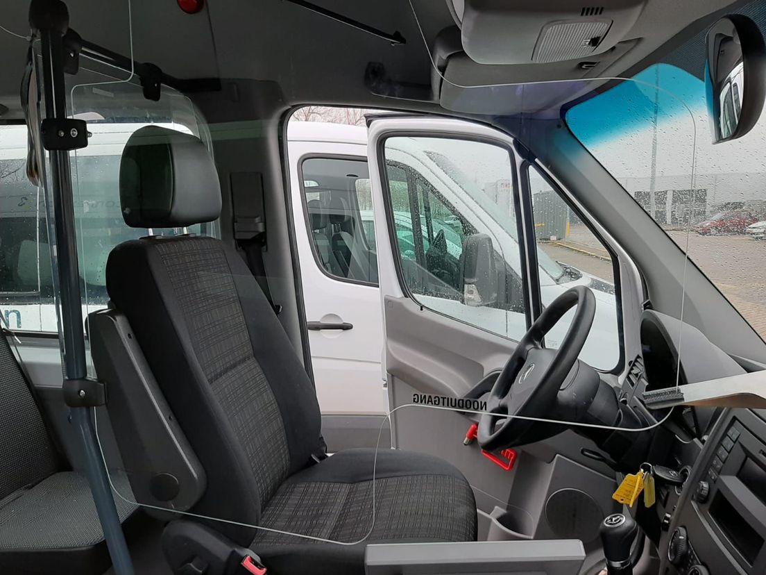 Een bus met een spatscherm.