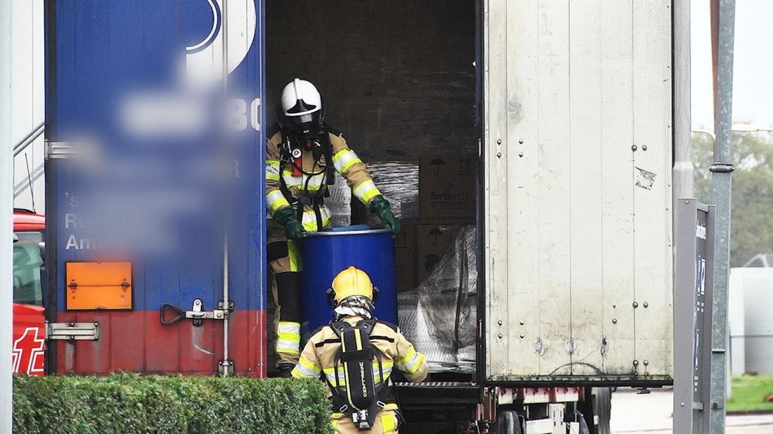 Brandweer met gaspak en perslucht naar binnen