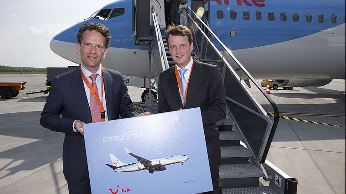 Links Marco van de Kreeke bij de komst van TUI naar Groningen Airport Eelde (Rechten: Andries Ophof/RTV Drenthe)