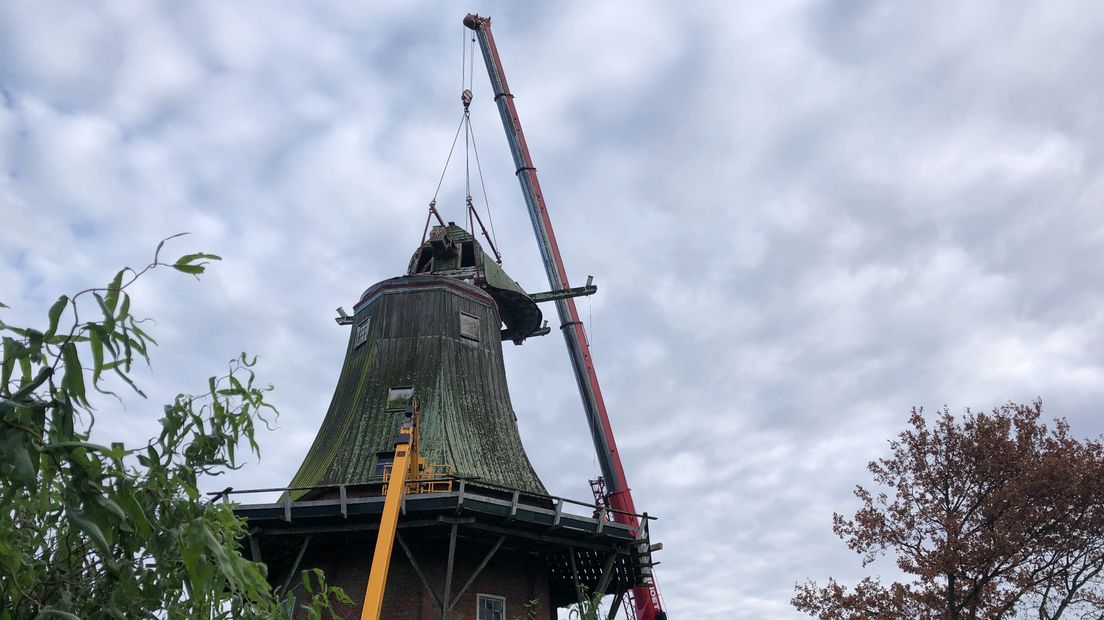 Molen Aeolus zonder kap tijdens restauratiewerkzaamheden.