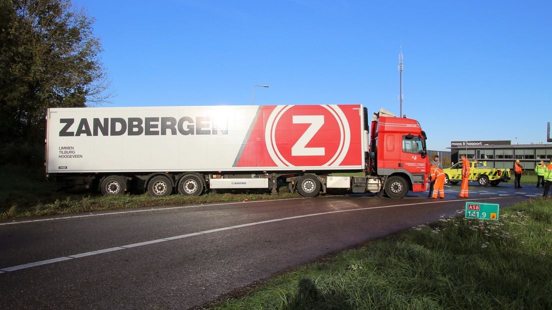 Vrachtwagen raakte met de wielen in de berm en moet worden losgetrokken