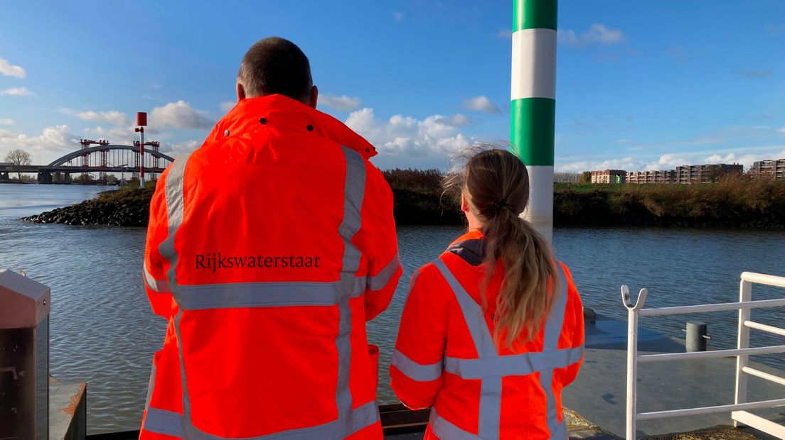 Alle seinen staan op groen, aldus Rijkswaterstaat. Weer en waterstand zitten mee; de Lek is hoog genoeg om vanavond de 'klap' van de op te tillen brug op te vangen.