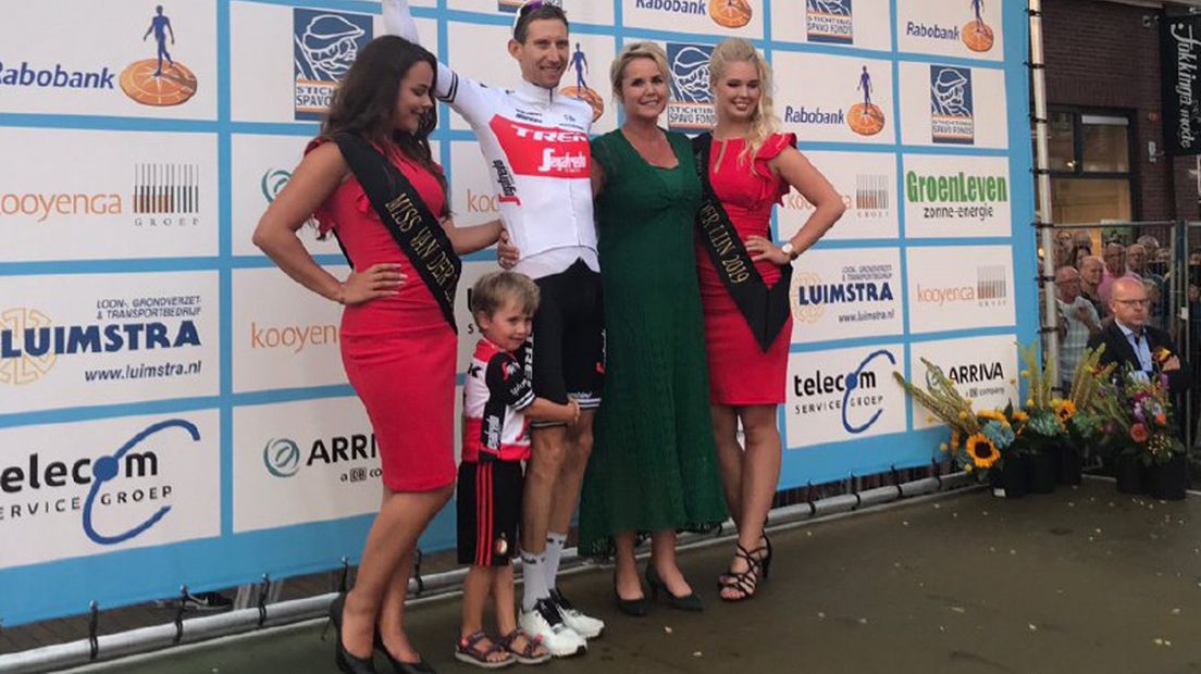 Bauke Mollema verscheen toch nog op het podium in Surhuisterveen met zijn zoontje.