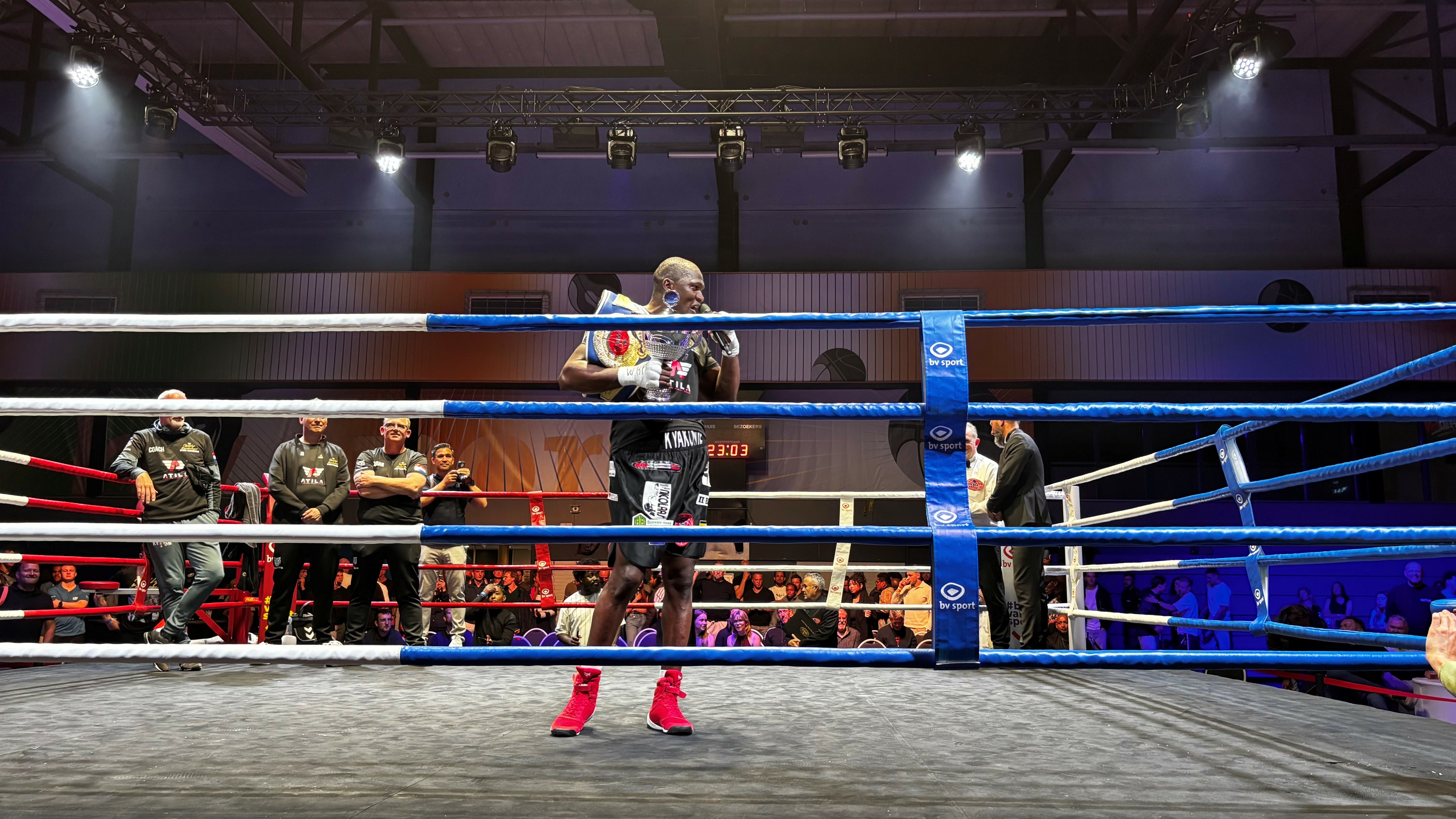 Willy Kyakonye op het boksgala in Leeuwarden