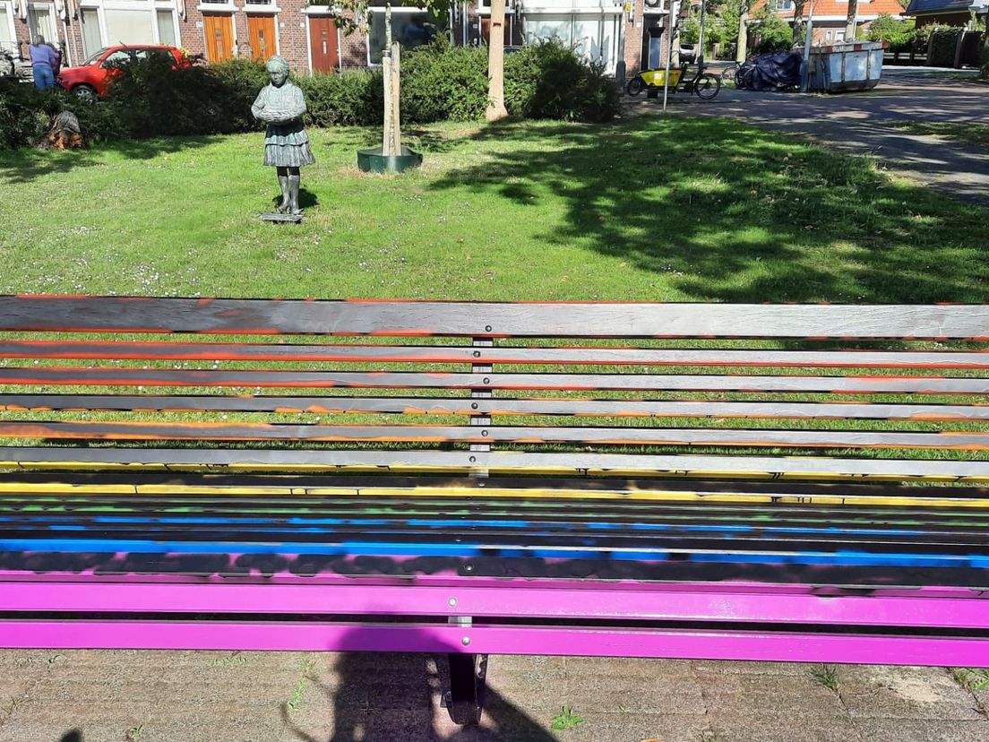 Weer een regenboogbankje vernield, nu in de Vogelwijk: 'We zijn boos en verdrietig'