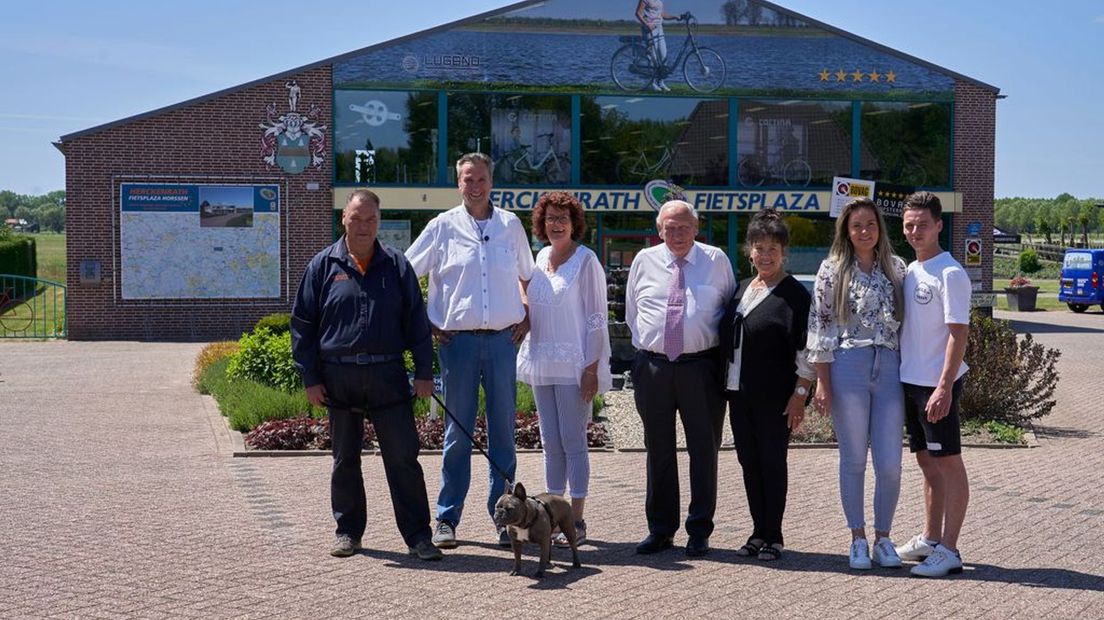 De familie Herckenrath voor hun fietsenzaak