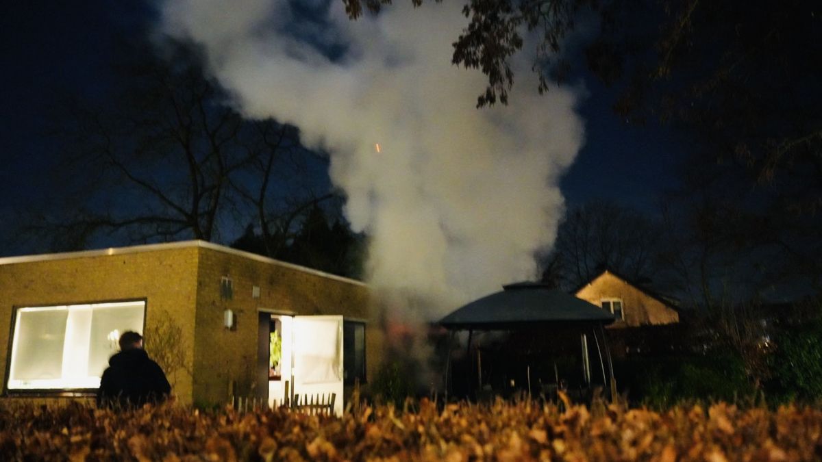 Passanten waarschuwen bewoners voor brand in hun schuur in Grubbenvorst