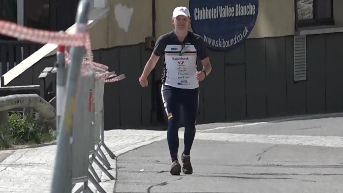21 bochten, met stukken met stijgingspercentages van 12 procent. Jeroen Huiskamp uit Apeldoorn gaat de Alpe d'Huez donderdag vijf keer bedwingen, te voet. 'Dat is een mentale kwestie ja. Je moet zes kilometer per uur lopen, anders haal je het niet.'