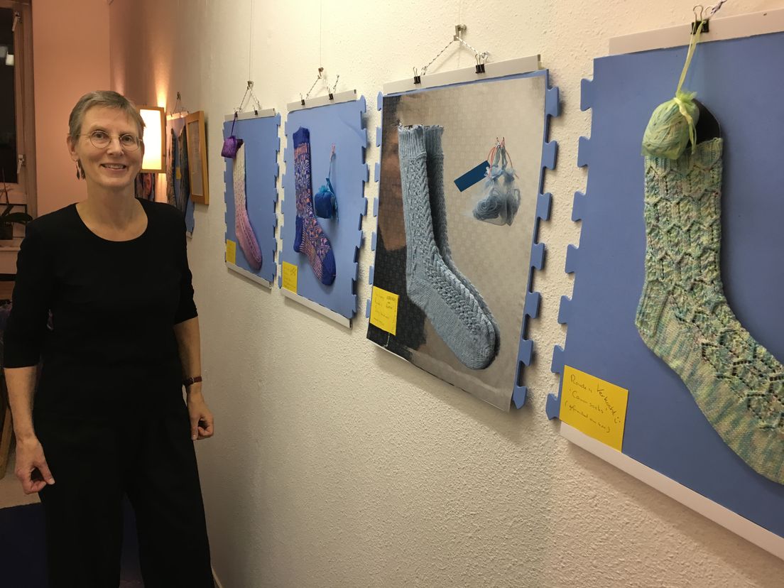 Zen-lerares Hanneke Dijkman bij haar sokken-gallerij