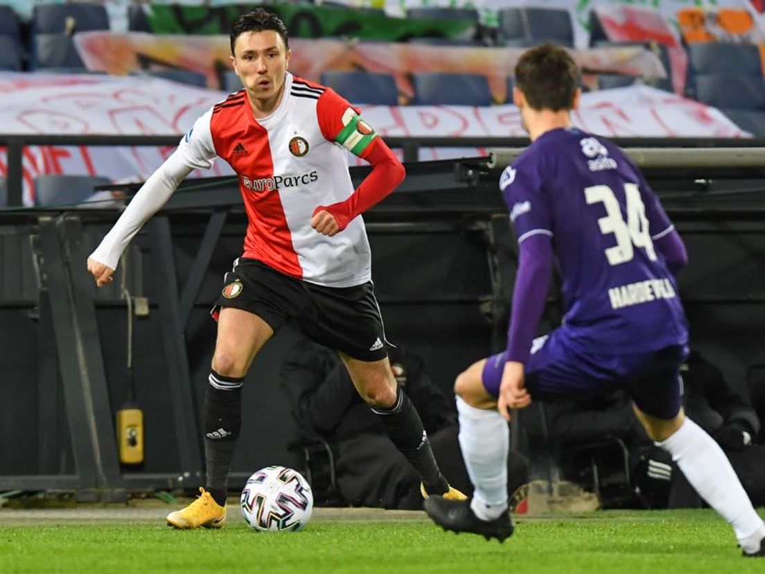 Steven Berghuis aan de bal tijdens het bekerduel tussen Feyenoord en Heracles. (VK Sportphoto - Yannick Verhoeven)