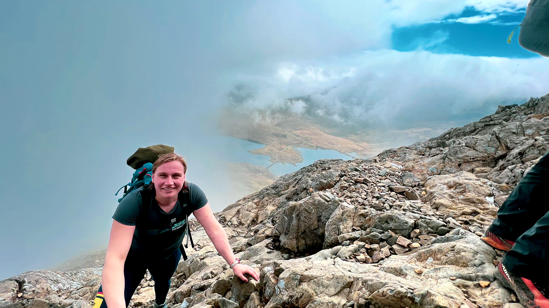 Elske beklimt de berch Snowdon yn Wales.
