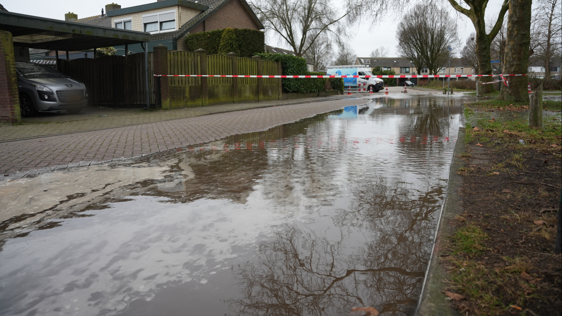 Geen water voor tientallen huishoudens in Bunschoten door scheur in leiding