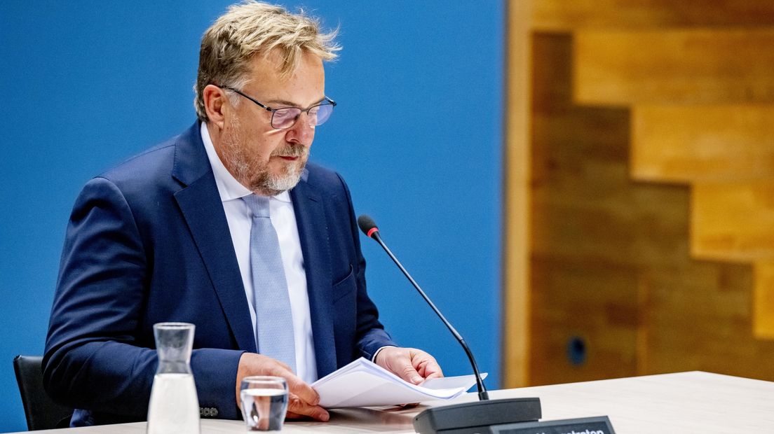 EBN- baas Jan Willem van Hoogstraten in de Enquetezaal van de Tweede Kamer