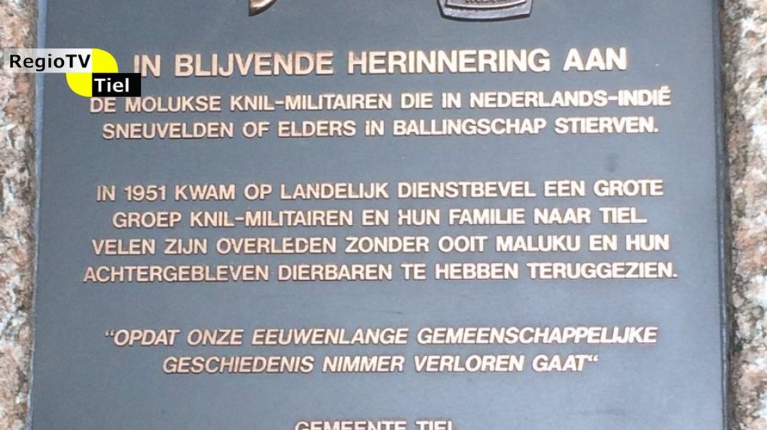 Burgemeester Hans Beenakker van Tiel was donderdagochtend samen met initiatiefnemers uit de Molukse gemeenschap aanwezig bij de plaatsing van de gedenksteen voor Molukse KNIL-militairen en hun familie. De steen ligt bij het oorlogsmonument Tiel; op dodenherdenking wordt hier een krans gelegd.