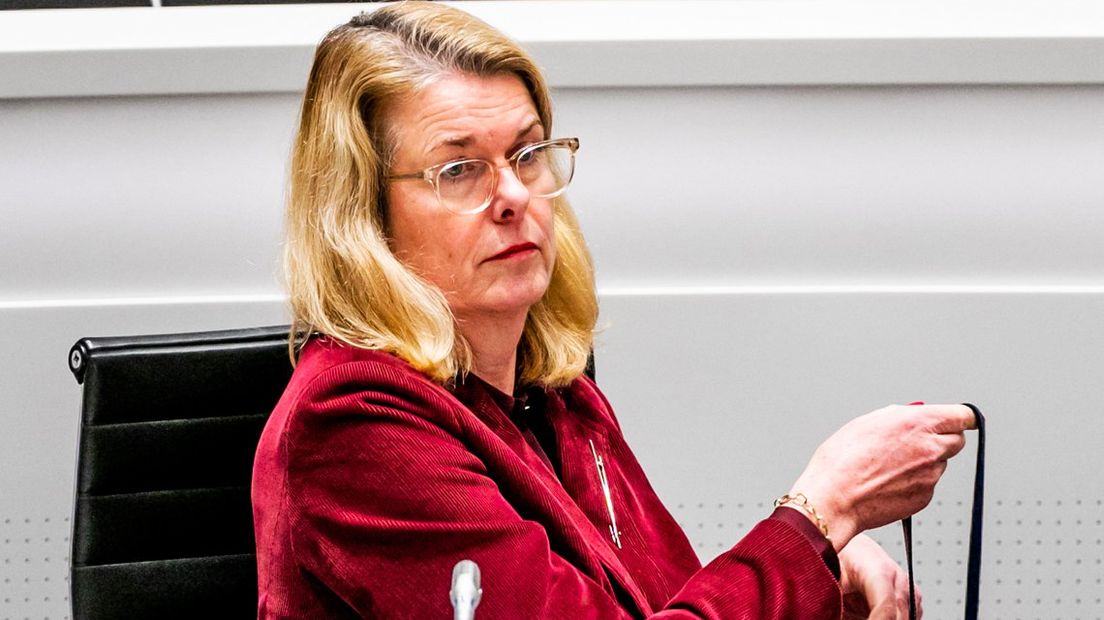 Burgemeester Pauline Krikke tijdens het debat over de vonkenregen.