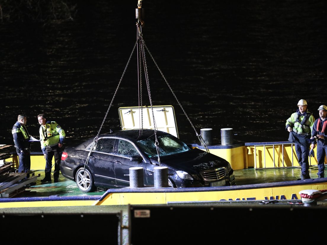 De auto met het lichaam van de vrouw wordt uit de Nieuwe Maas aan de Parkkade getakeld