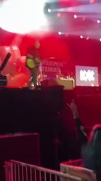 Gitarist valt van podium