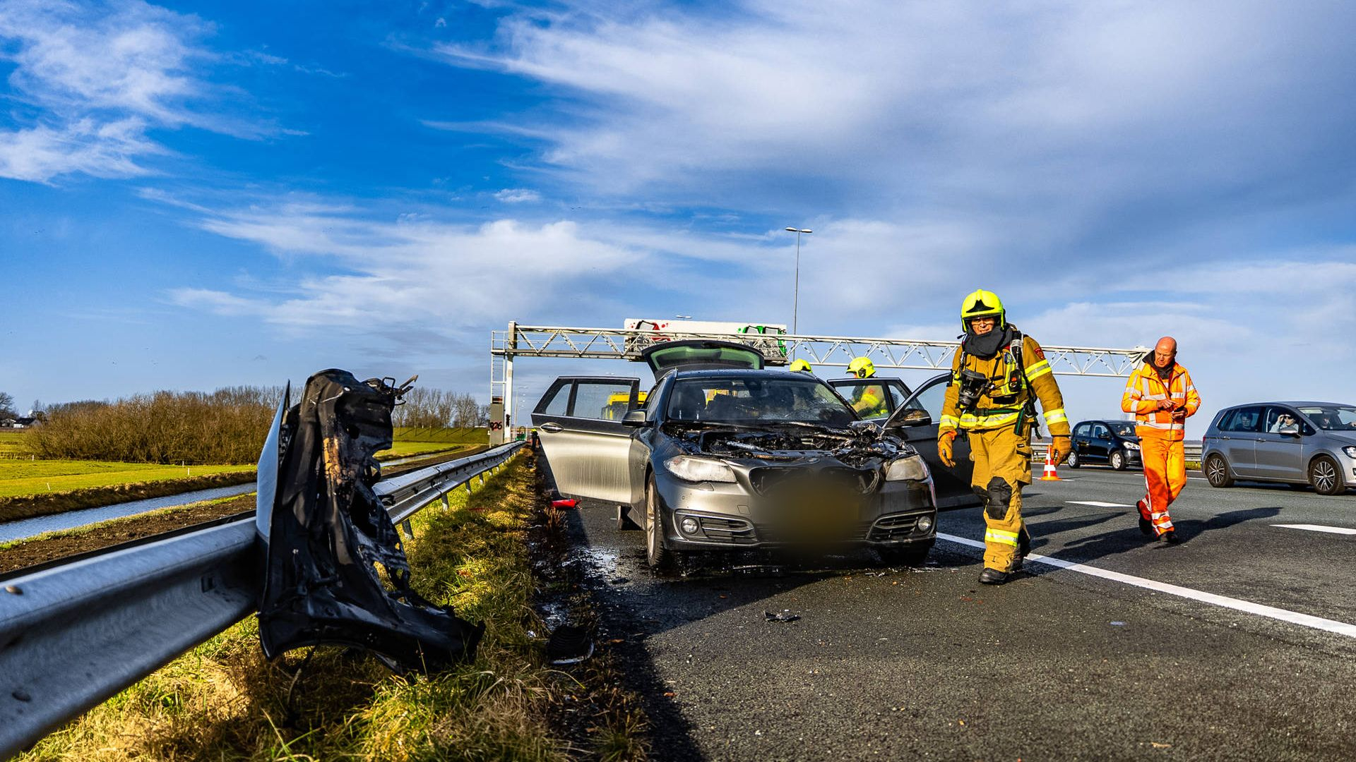Auto in brand op A50 • ongeval met ambulance