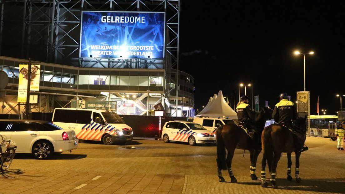 Politiepaarden voor het Gelredome.