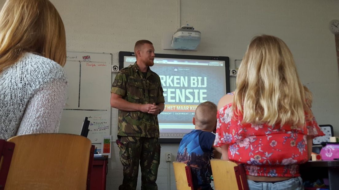 Militairen geven voorlichting over hun beroep (Rechten: RTV Drenthe/Dylan de Lange)