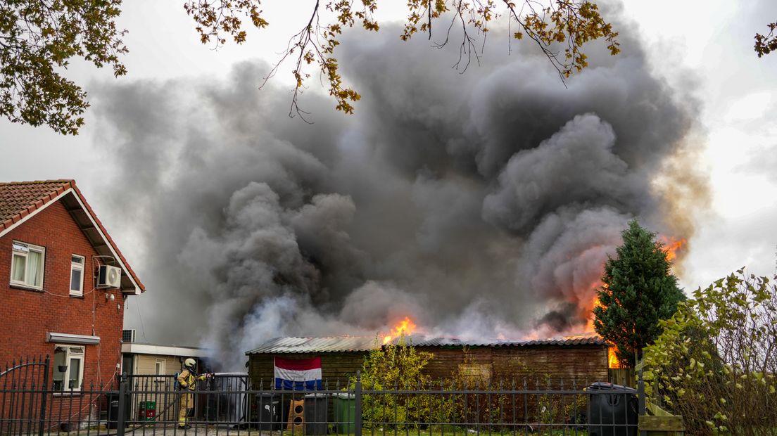 Een brand in Nieuw-Amsterdam zorgt voor flinke rookontwikkeling.