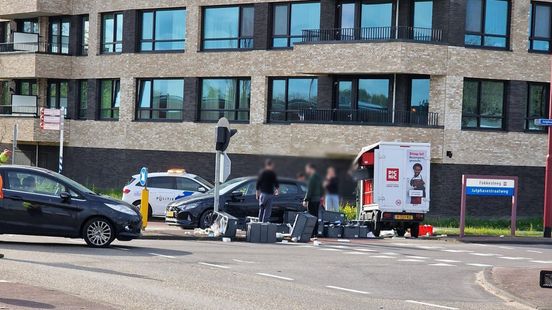 Picnic-boodschappen op straat na ongeluk | Hotelbrand in Amersfoort. Picnic-boodschappen op straat na ongeluk | Hotelbrand in Amersfoort.