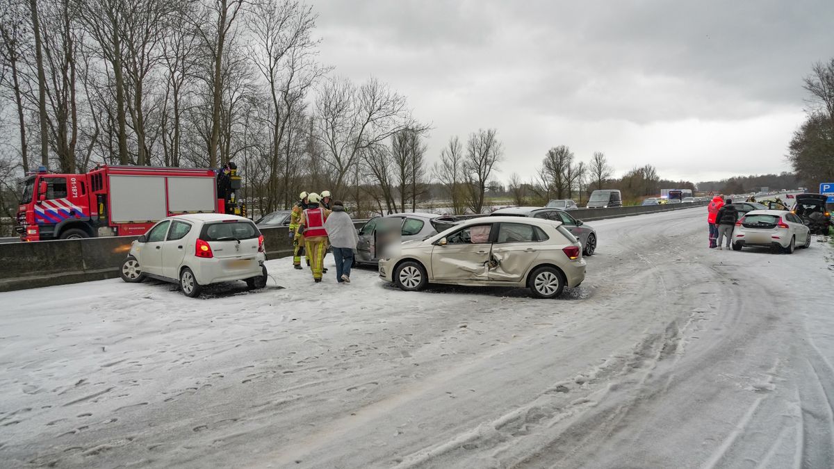 A28 dicht na ongeluk met meerdere voertuigen tijdens hagelbui bij Eelde