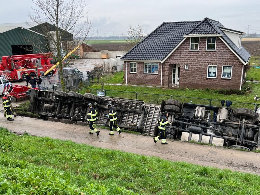 De omgeslagen vrachtwagen in Simonshaven