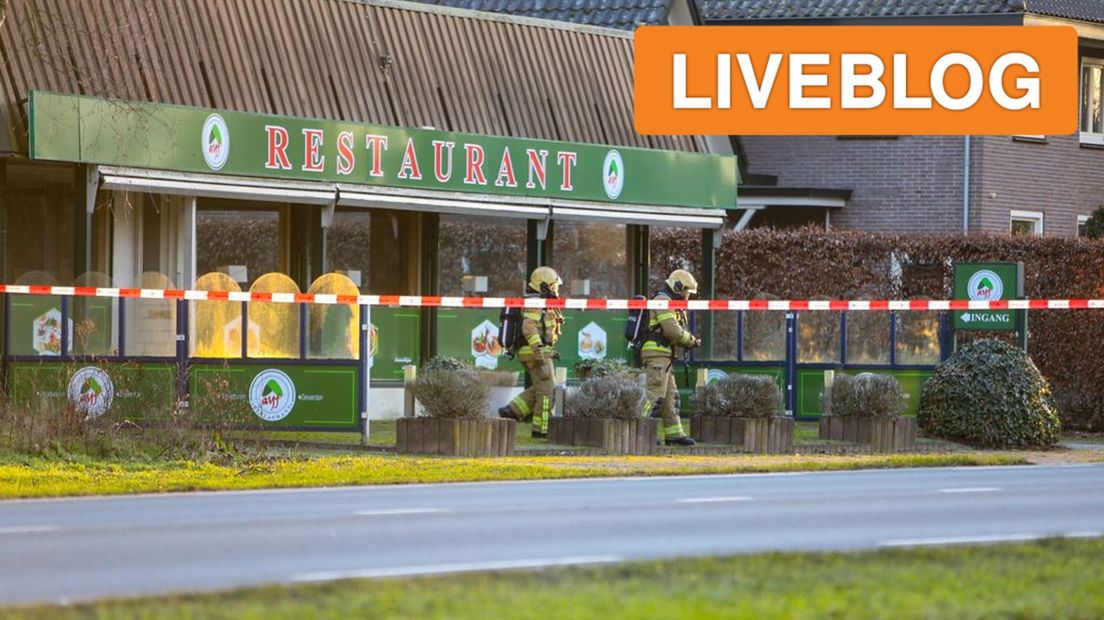 Brandweerlieden bij het voormalig restaurant aan de Deventerstraat in Apeldoorn.