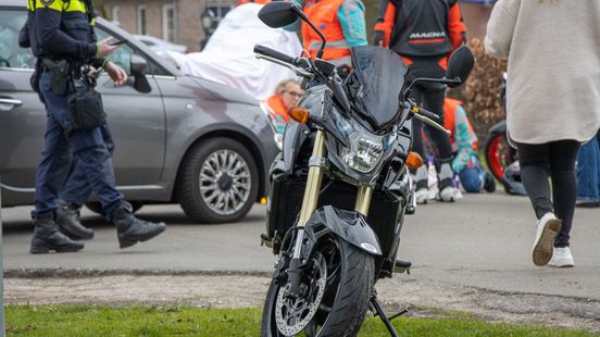 Motorrijder gewond bij botsing met auto in Veenoord.