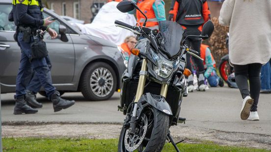 Motorrijder gewond bij botsing met auto in Veenoord. Motorrijder gewond bij botsing met auto in Veenoord.