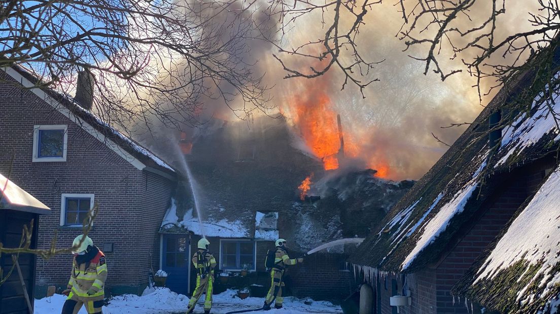 Brandweer probeert brandende woonboerderij te redden