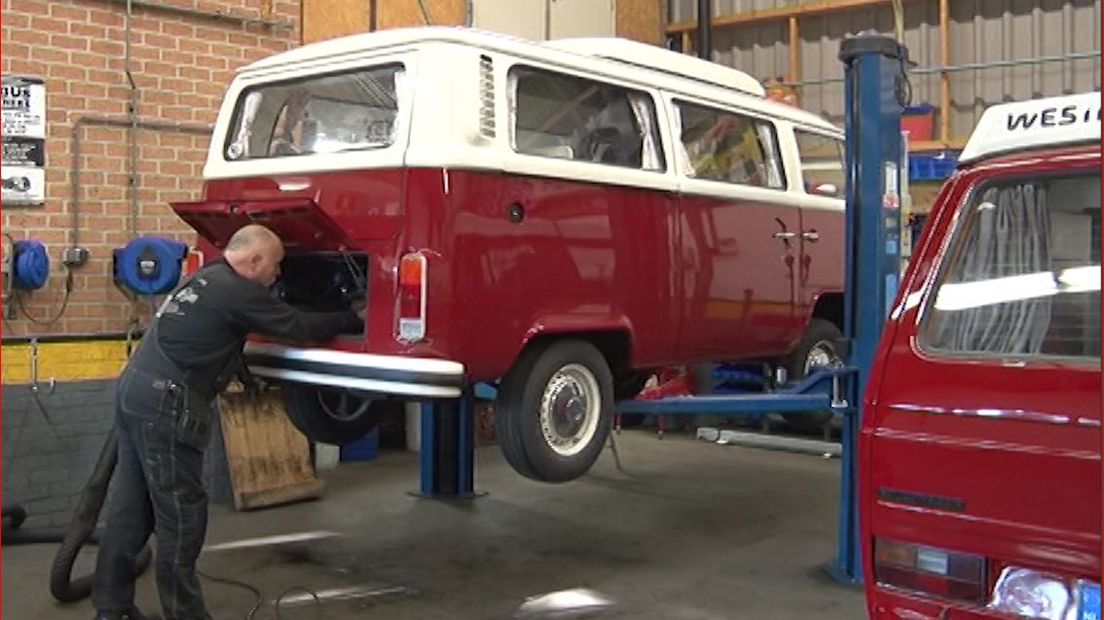 Er rijden steeds minder oldtimers op de weg, als gevolg van de vorig jaar ingevoerde belastingregels. Dat zegt Waldo Zuiddam, eigenaar van een autobedrijf dat gespecialiseerd is in oldtimers van het merk Volkswagen.