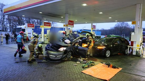 Zwaar ongeluk bij tankstation, slachtoffer bekneld in auto