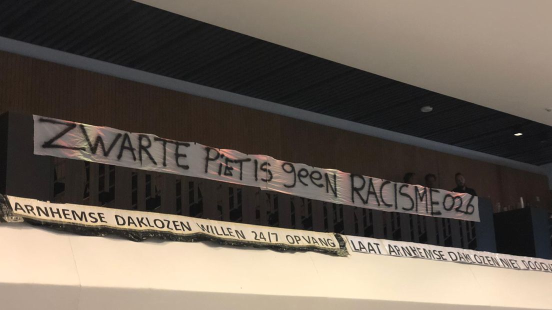 Voorstanders van Zwarte Piet hebben woensdagavond in Arnhem van zich laten horen tijdens de vergadering van de gemeenteraad.
