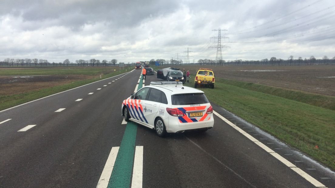 Een paardentrailer op de N34 is gekanteld (Rechten: De Vries Media)