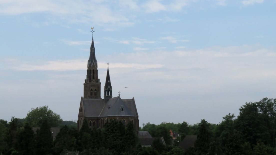 Bewolking boven de kerk van 's Heerenhoek