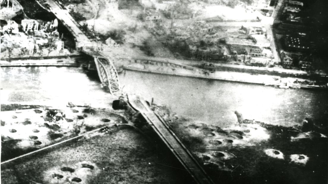 Luchtfoto's van begin november 1944, de kapotte brug ligt in de Rijn - Gelders Archief
