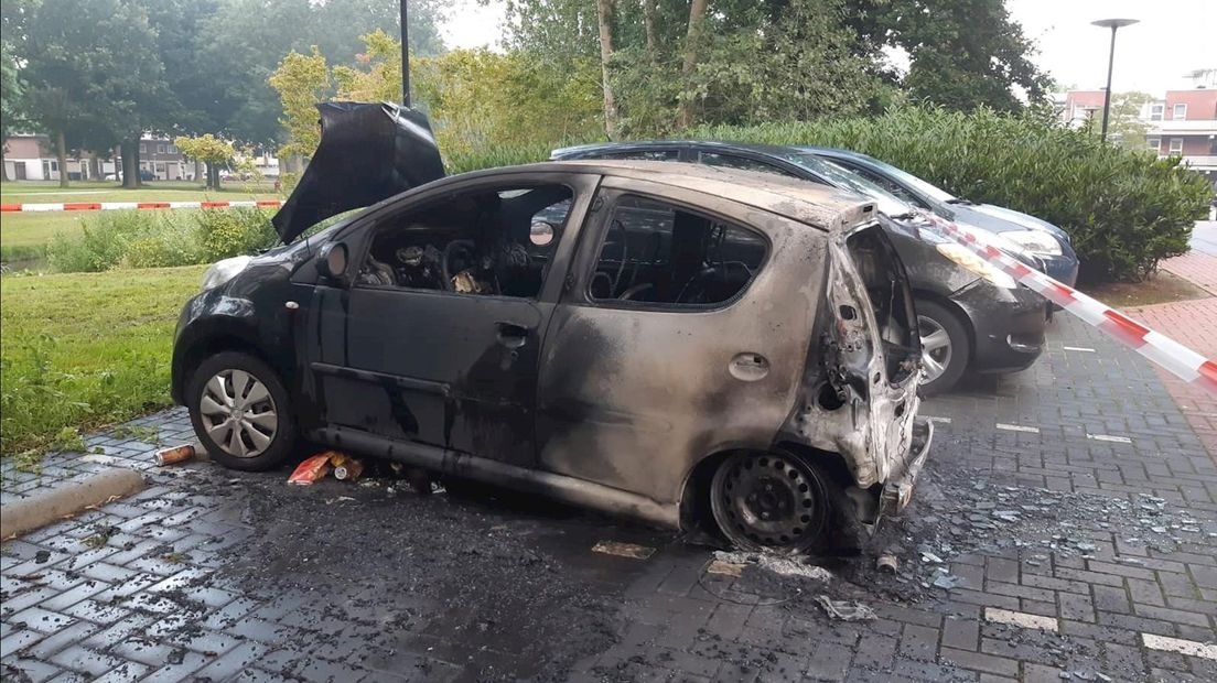 Auto brandt uit in Enschede
