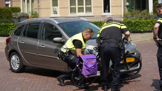 Fietsster gewond na aanrijding op kruising in Assen. Fietsster gewond na aanrijding op kruising in Assen.