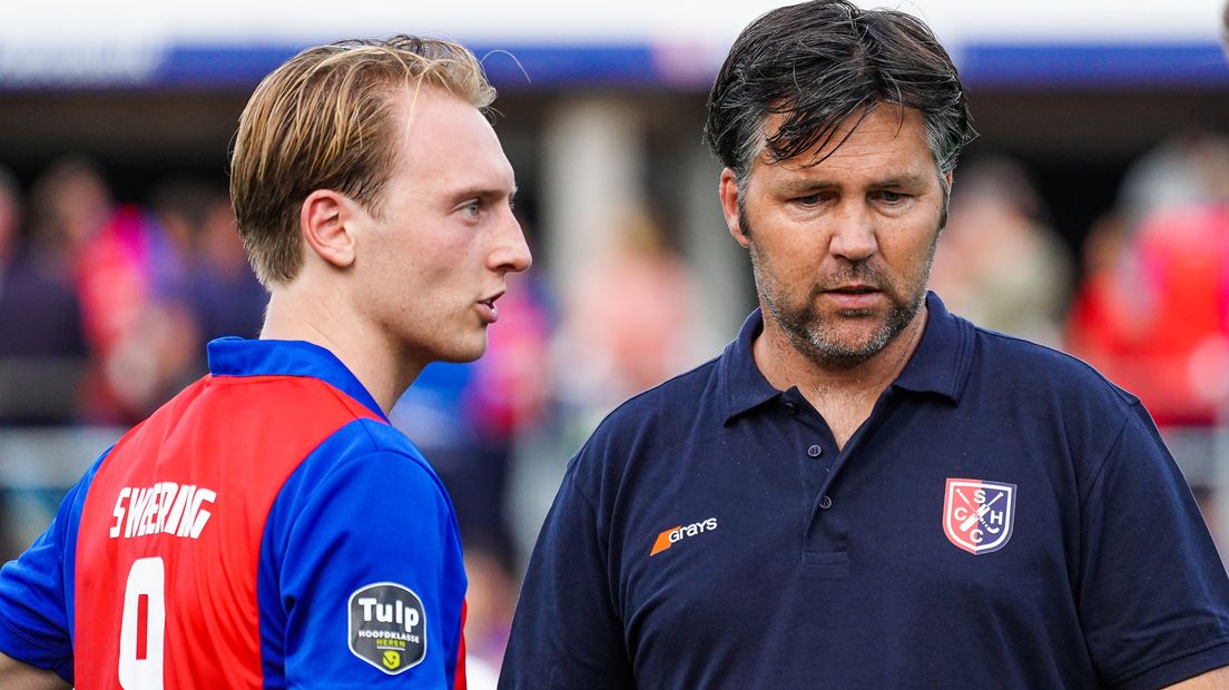 Max Sweering (l) scoorde namens SCHC tegen Oranje Rood.