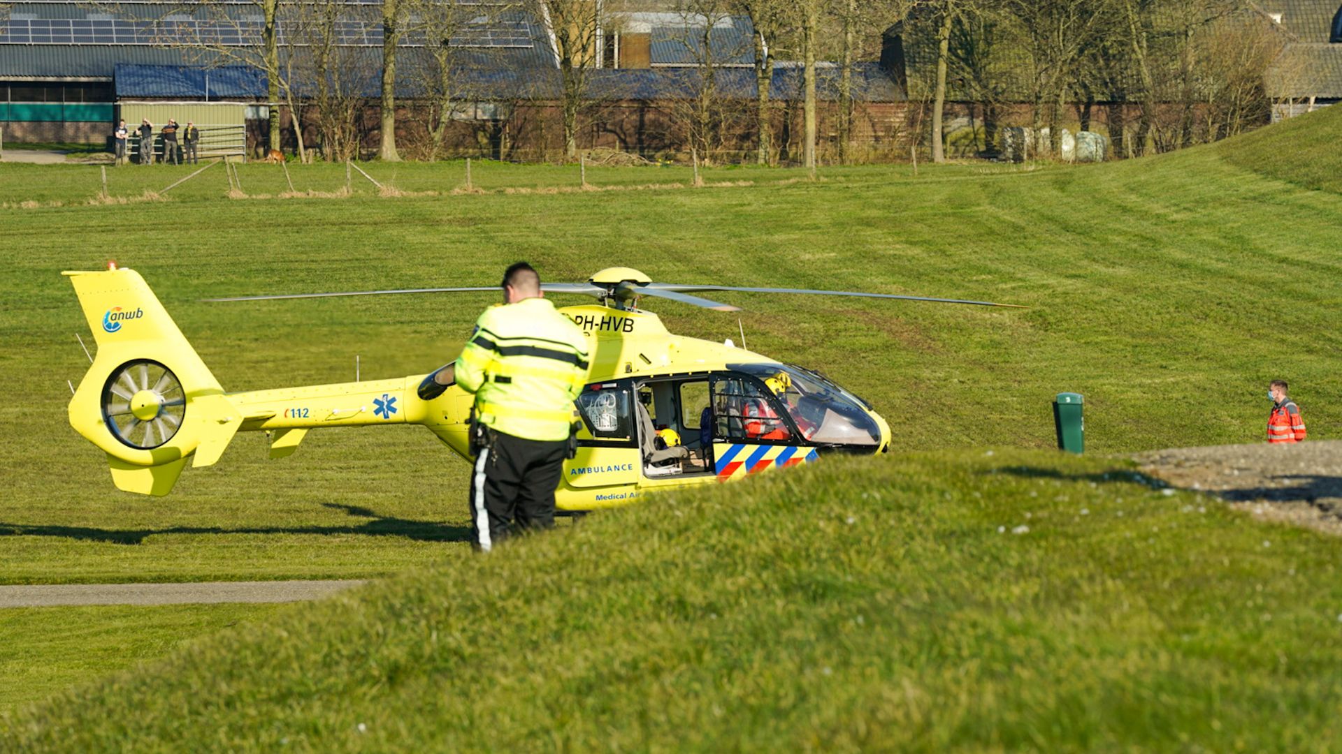 Traumaheli Landt Voor Ongeluk Met Motor Op Rijndijk - RTV Utrecht