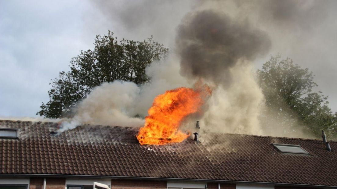 Drie woningen lopen schade op bij uitslaande brand.