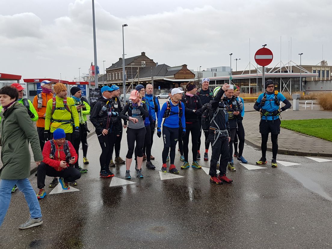 De sporters aan de start in Hoek van Holland.