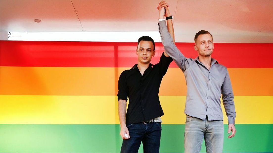 Ronnie (links) en Jasper in 2017 tijdens een demonstratie tegen homogeweld in Arnhem.