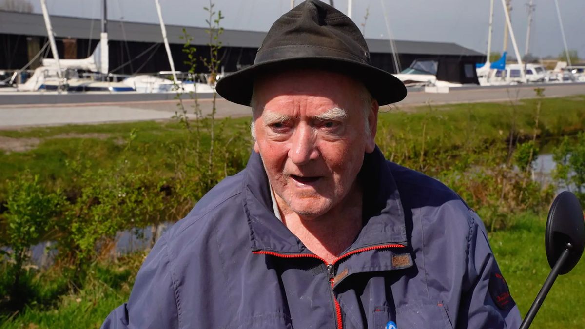 Yeb Weersma (84) verkoopt voor de laatste keer wimpels in Joure: 