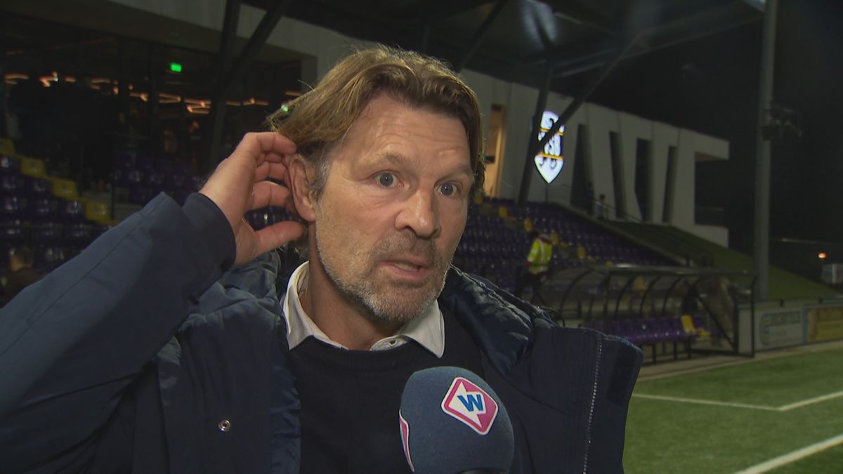 Arjan de Zeeuw (VVSB) haalt opgelucht adem na rode kaart: 'Doldwaze tackle'