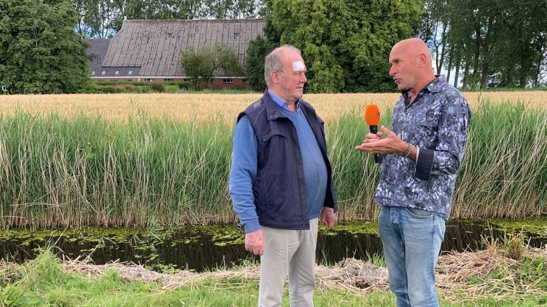 Derk Bosscher in gesprek met Piet Roodzant (links)