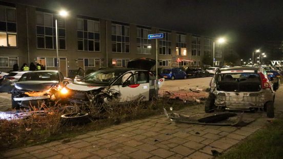 Ravage en meerdere autos total loss door aanrijding in woonwijk. Ravage en meerdere autos total loss door aanrijding in woonwijk.